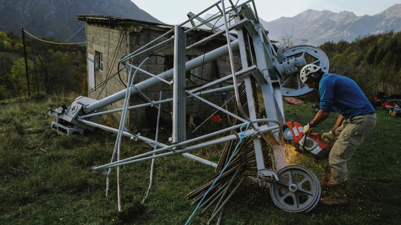 French environmental group Mountain Wilderness has been tasked with dismantling the ski lift.