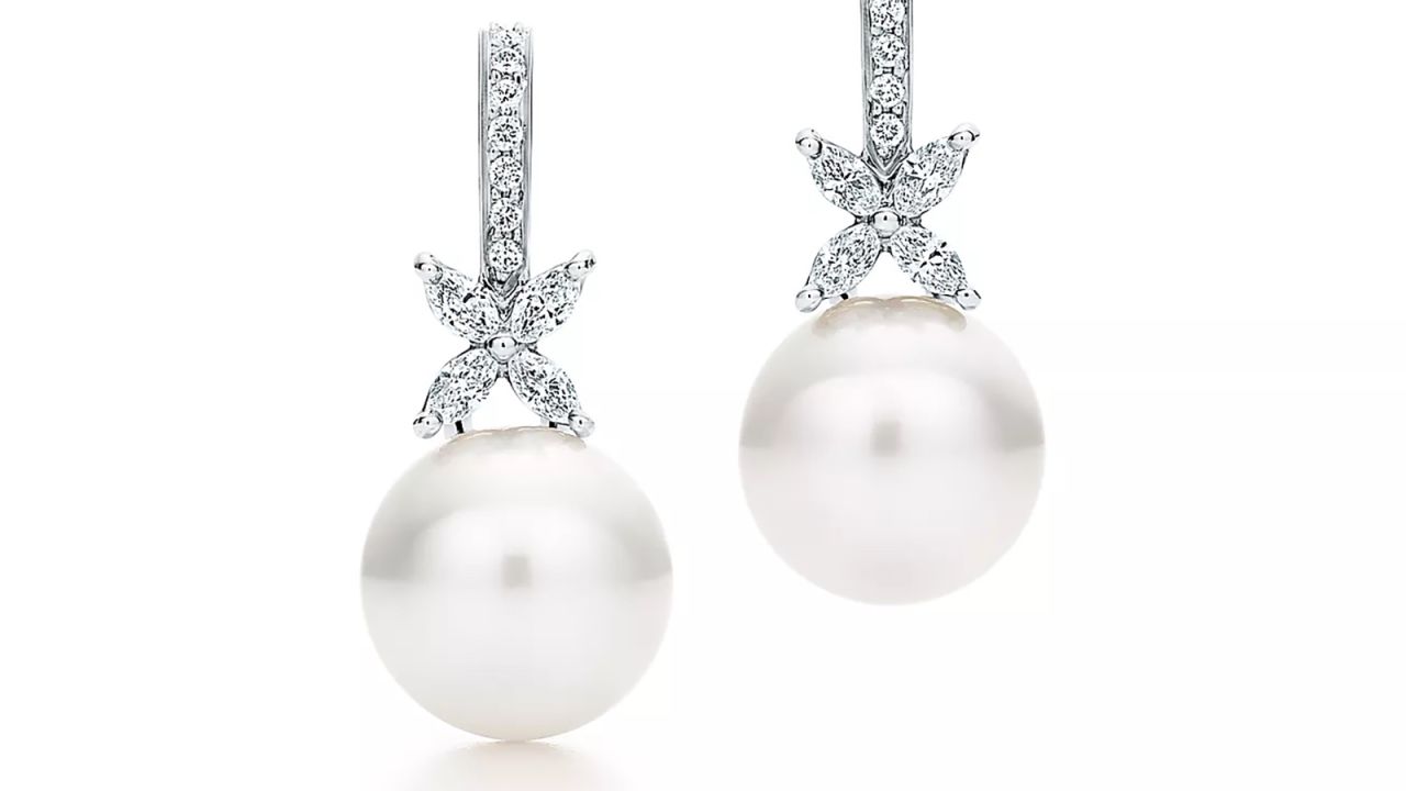 Naomi's earrings featured South Sea pearls.