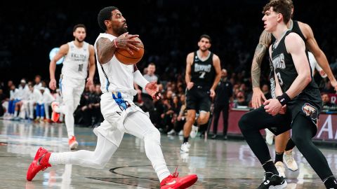 Brooklyn Nets ปกป้อง Kyrie Irving ทางซ้าย เลี้ยงบอลใส่ Memphis Grizzlies กองหน้า Jake LaRavia ระหว่างครึ่งแรก วันอาทิตย์ที่ 20 พฤศจิกายน 2022 ที่นิวยอร์ก 