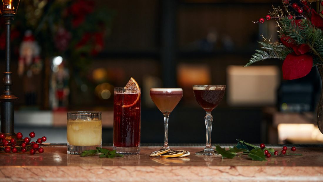 <strong>Four Seasons Hotel Hampshire:</strong> Wintry cocktails are served at this 18th-century manor hotel an hour outside of London.