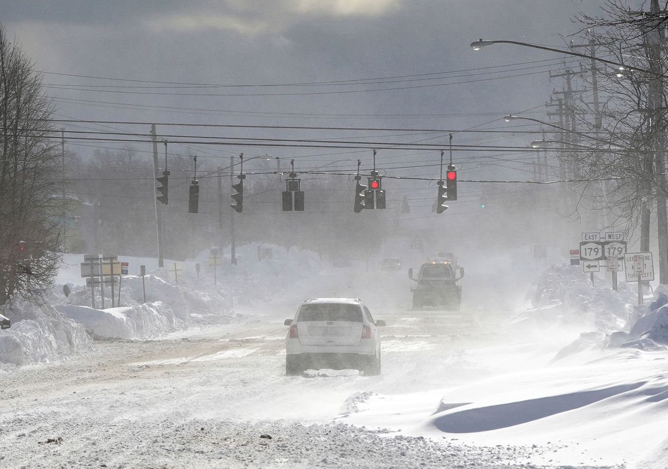 Buffalo Bills players dig out cars buried in snow 