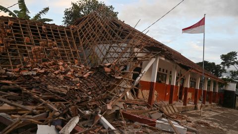 Bangunan sekolah Cianjur runtuh setelah gempa.