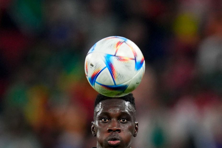 Senegal's Ismaila Sarr eyes the ball during a match against the Netherlands on November 21
