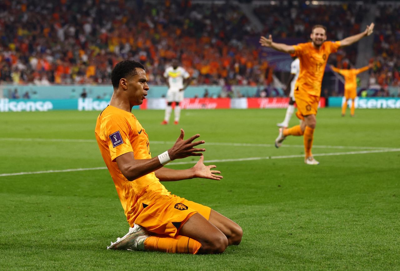 Cody Gakpo de Holanda celebra su gol en la segunda mitad que le dio a los holandeses una ventaja de 1-0 sobre Senegal en su primer partido de la Copa del Mundo el lunes.  Holanda añadió un segundo gol justo antes del pitido final para ganar 2-0.