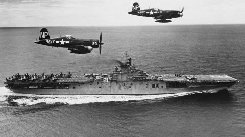 Airborne attack aircraft from the Navy aircraft carrier F4 Corsair flies over the American aircraft carrier USS Boxer in June 1952.