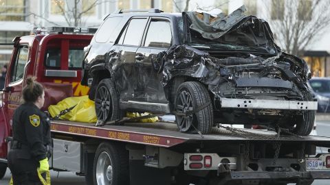 Sebuah truk derek memindahkan SUV dari lokasi kecelakaan.