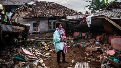 Ένας χωρικός κοιτάζει κατεστραμμένα σπίτια στο Cianjur στις 22 Νοεμβρίου 2022.