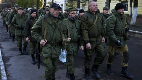 Ρώσοι πολίτες που επιστρατεύτηκαν κατά τη διάρκεια μερικής κινητοποίησης φαίνονται να στέλνονται σε ζώνες συντονισμού μάχης μετά από στρατιωτική κλήση στον Ρωσο-Ουκρανικό Πόλεμο στη Μόσχα, Ρωσία, στις 10 Οκτωβρίου 2022.