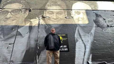 José Pereira se para frente a su imagen en un mural el 17 de noviembre de 2022 en Washington, DC.