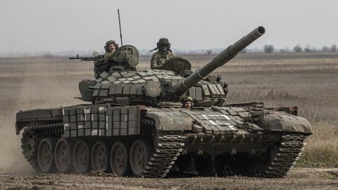 Un carro armato ucraino è visto mentre le forze armate ucraine continuano a contestare la linea del fronte nella regione di Kherson in Ucraina il 9 novembre 2022.