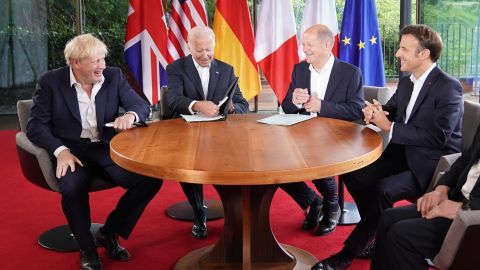 존슨은 6월 독일에서 열린 G7 정상회담에서 조 바이든 미국 대통령, 올라프 숄츠 독일 총리, 에마뉘엘 마크롱 프랑스 대통령과 대화를 나누고 있다.