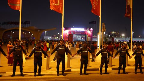 Policiais unem as armas para impedir que torcedores entrem no fan festival, Al Bidda Park, Doha, Catar, 20 de novembro de 2022.