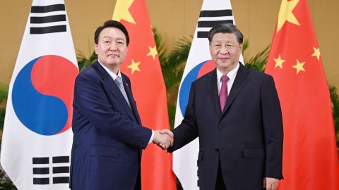 Chinese President Xi Jinping met with South Korean President Yoon Suk-yeol in Bali, Indonesia, November 15, 2022.