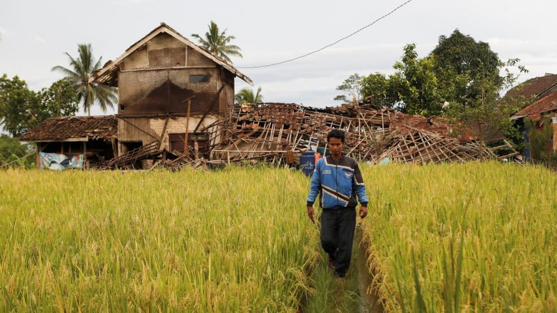 L’Indonésie a besoin de maisons parasismiques.  Les construire est tout un défi