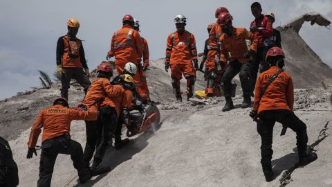 Une équipe indonésienne de recherche et de sauvetage évacue les corps des bâtiments détruits de la régence de Cianjur, dans la province de Java occidental, le 22 novembre 2022.