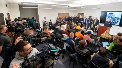 تجمع وسائل الإعلام بينما يتحدث رئيس شرطة موسكو جيمس فراي خلال مؤتمر صحفي.