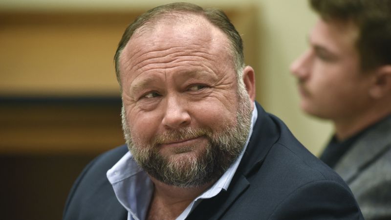 Alex Jones moet volgens de regels van de rechter in Texas 45,2 miljoen dollar aan schadevergoeding betalen