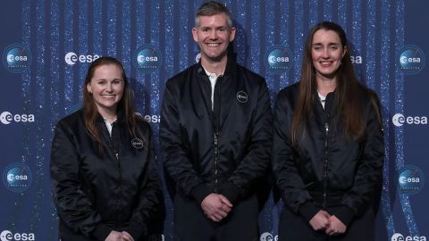 A nova classe de astronautas da ESA inclui (da esquerda) a reservista Meganne Christian, John McFall e Rosemary Coogan.  McFall, um médico britânico, se tornará o primeiro astronauta com deficiência física.