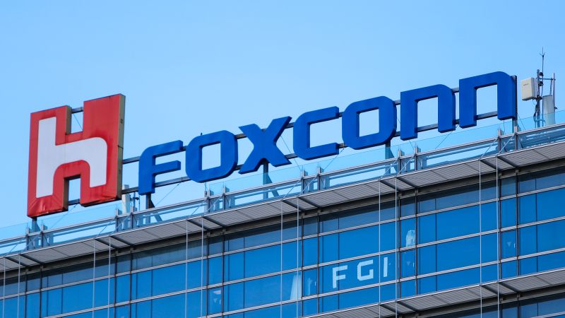 ZHENGZHOU, Trung Quốc: Người biểu tình tại một nhà máy Foxconn đụng độ với cảnh sát, video xuất hiện