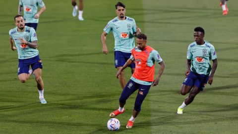 Neymar (al centro) si allena con il Brasile a Doha, in Qatar, in vista della Coppa del Mondo.  