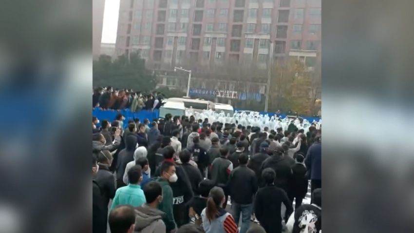 Zhengzhou, China: Protesters at Foxconn factory clash with police, videos  show | CNN Business