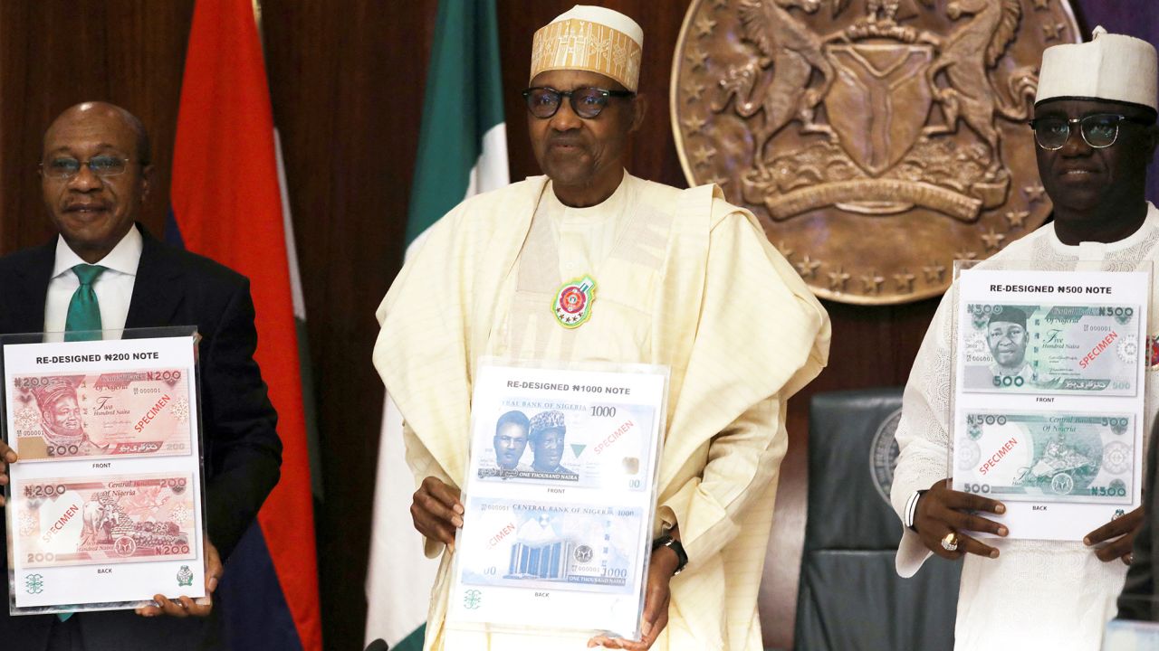 Nigerian President Muhammadu Buhari and Governor of the Central Bank Godwin Emefiele launch the new banknotes.