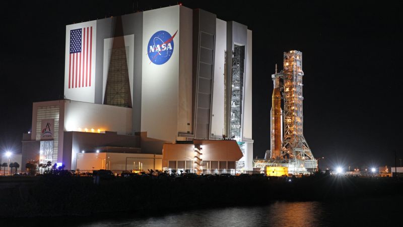 Podle zprávy o impeachmentu je masivní měsíční raketa NASA SLS nedostupná