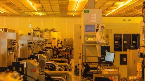 Bir işçi, 18 Ağustos'ta Newport, Galler'de Nexperia'nın sahibi olduğu Newport Wafer Fab'da silikon yarı iletken wafer üretimi için temiz bir odada çalışıyor.