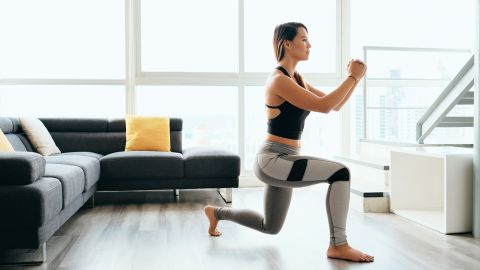يمكنك أداء تدريب HIIT باستخدام وزن الجسم عبر مجموعة من التمارين مثل الطعنات.