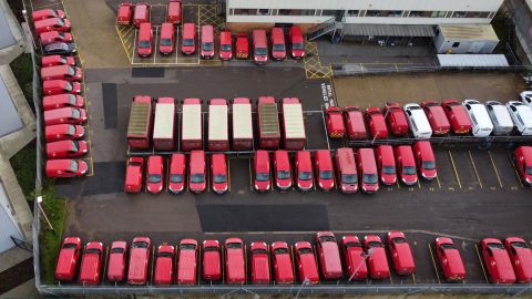 Au milieu des grèves des travailleurs, les véhicules de Royal Mail restent garés au bureau de livraison de Tonbridge dans le Kent, en Angleterre, le 24 novembre 2022.