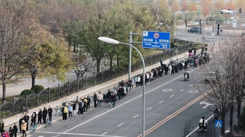 Bürger stellen sich am 23. November 2022 in Peking, China, für Nukleinsäuretests an. 