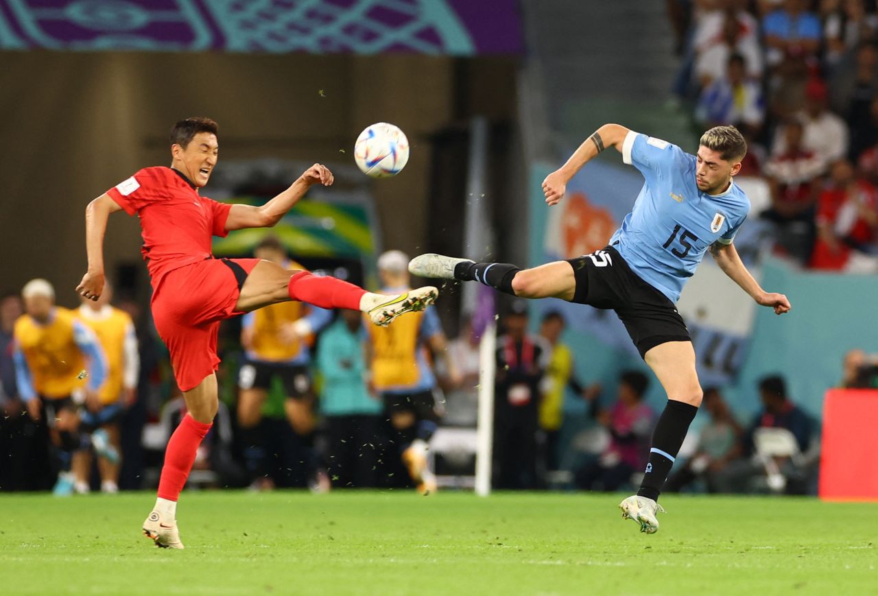 South Korea's Jung Woo-young competes for a ball with Uruguay's Federico Valverde during Thursday's match in Al Rayyan, Qatar. It ended 0-0. The goalless draw was the fourth of the tournament. The record at a World Cup is seven.