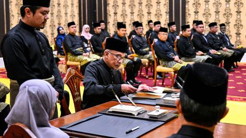 Anwar dilantik sebagai perdana menteri Malaysia pada Kamis, mengakhiri kebuntuan politik. 