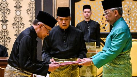 Raja Malaysia Sultan Abdullah Sultan Ahmad Shah (kanan) menunjuk Anwar (kiri) setelah berkonsultasi dengan anggota parlemen.