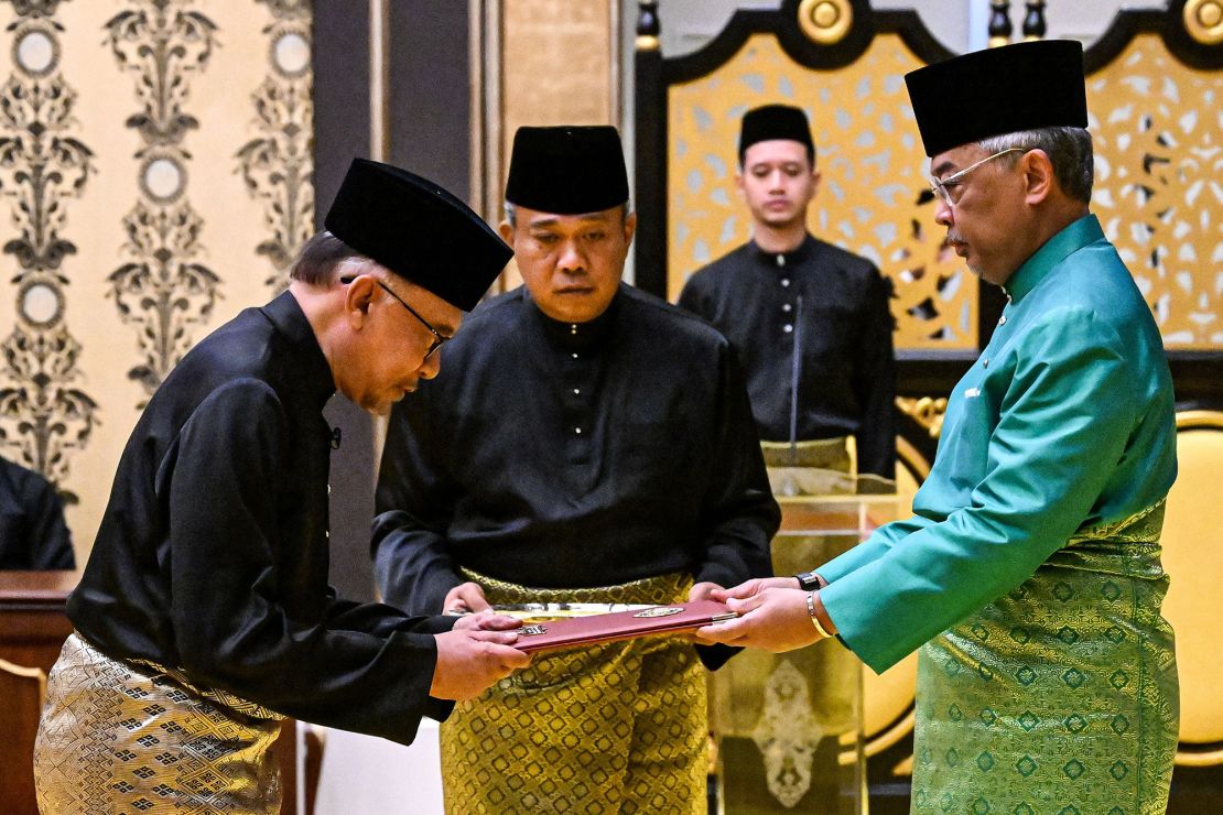 Malaysia's King Sultan Abdullah Sultan Ahmad Shah (right) appointed Anwar (left) after consulting with lawmakers.