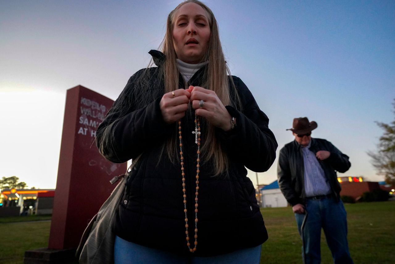 Ivelisse Reyes prays across from a Walmart where <a href="https://www.cnn.com/2022/11/22/us/chesapeake-virginia-walmart-shooting" target="_blank">six employees were fatally shot</a> in Chesapeake, Virginia, on Tuesday, November 22. Authorities say they were shot by a store manager who later killed himself.