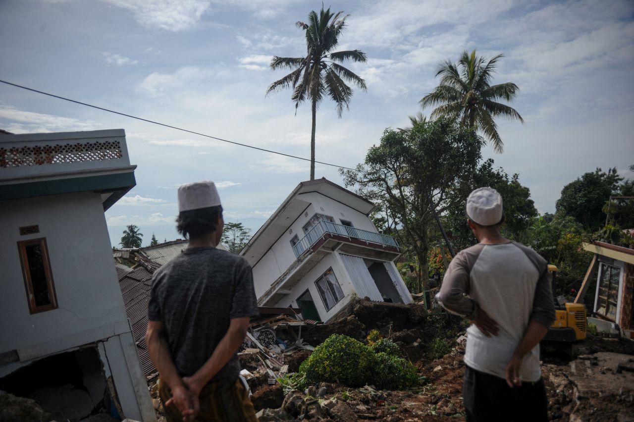 Students look at houses that collapsed during a <a href="https://www.cnn.com/2022/11/23/asia/earthquake-west-java-indonesia-intl" target="_blank">deadly earthquake</a> in Cianjur, Indonesia, on Monday, November 21.