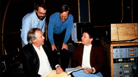 Alan Menken, no canto inferior direito, com Ron Clements e John Musker e nos bastidores de 'Aladdin' em 1992.