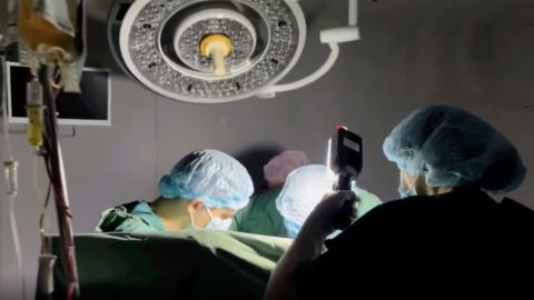 11 月 24 日，烏克蘭醫生在基輔用手電筒進行手術。