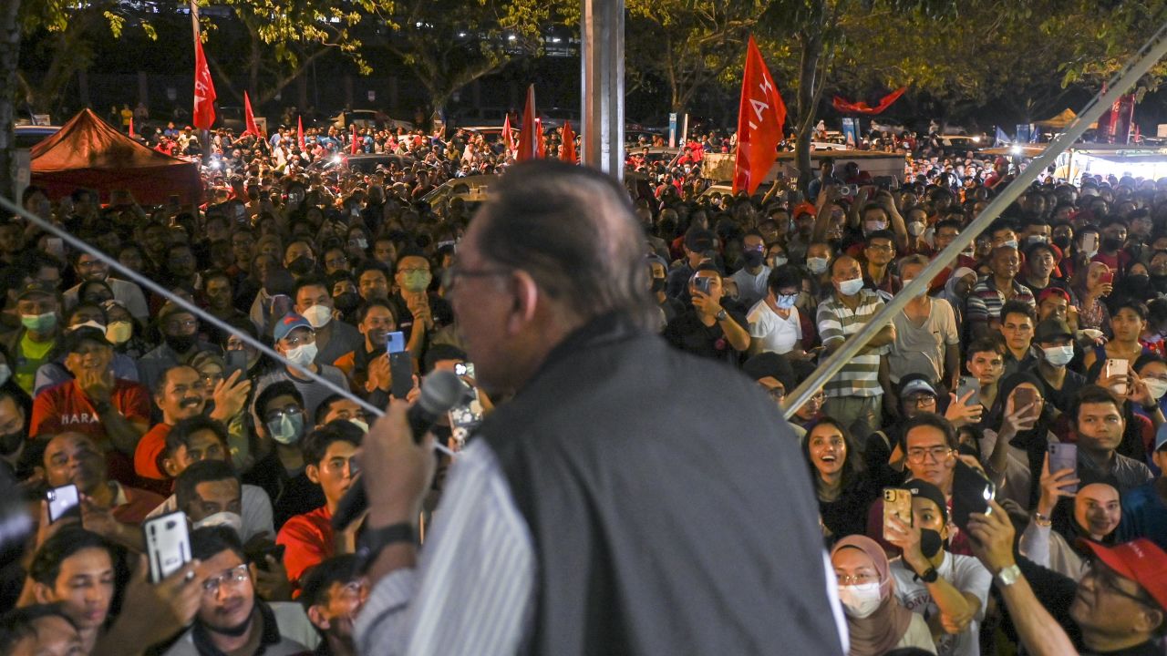 Anwar Ibrahim delivers a speech during a campaign rally for Pakatan Harapan in Kuala Lumpur on November 17, 2022. 