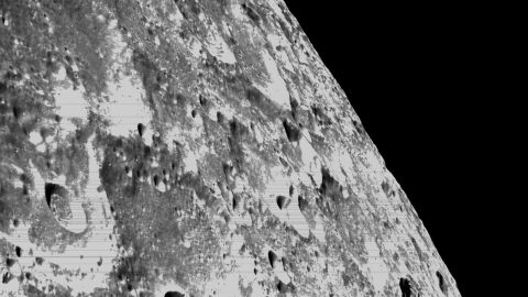 En el sexto día de la misión Artemis I, la cámara de navegación óptica de Orion capturó imágenes en blanco y negro de cráteres en la luna debajo.