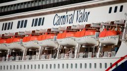 Карнавалът Круизен кораб Valor отплава от пристанището на Ню Орлиънс в Ню Орлиънс, Луизиана, САЩ, в четвъртък, 3 март 2022 г. 