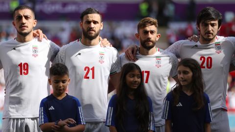 Iran-spelers stellen zich op voor het volkslied voorafgaand aan de wedstrijd tegen Wales.