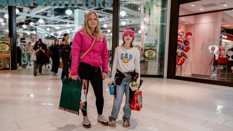 مولي تيمرمان تتسوق مع ابنتها إيرين البالغة من العمر 10 سنوات.  قالت أم لطفلين إنها قلقة بشأن الاقتصاد وتحاول أن تكون متعمدة للغاية في إنفاقها هذا الموسم.
