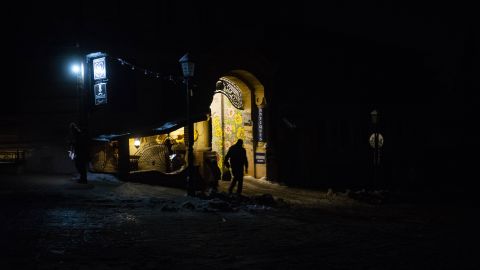 Темные улицы Киева видны 23 ноября.