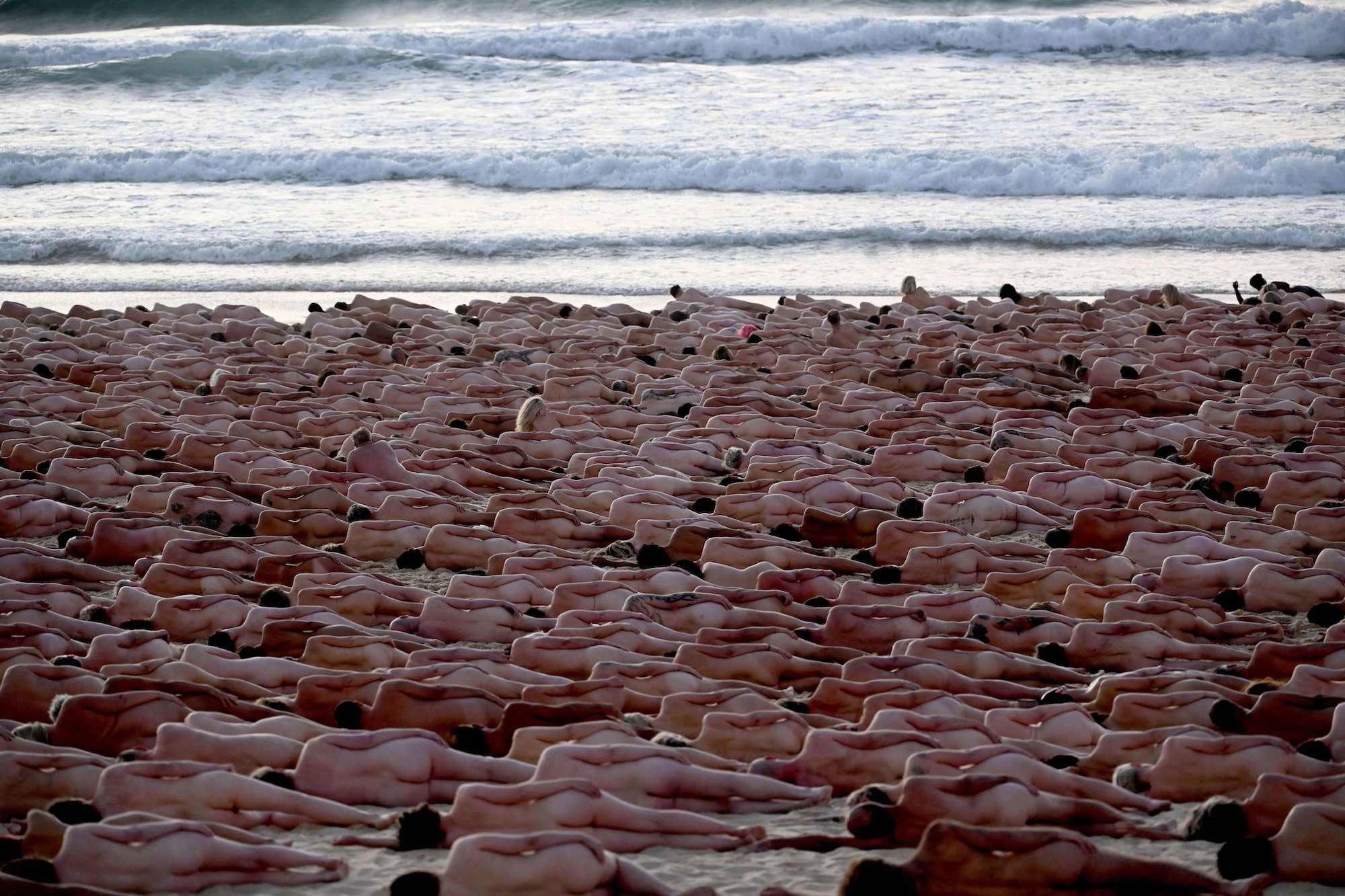 Spencer Tunick gathers 2,500 volunteers for mass naked photo shoot on Bondi  Beach | CNN