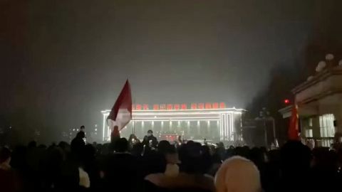 I residenti di Urumqi hanno manifestato venerdì sera contro un blocco Covid di mesi fuori da un edificio governativo.