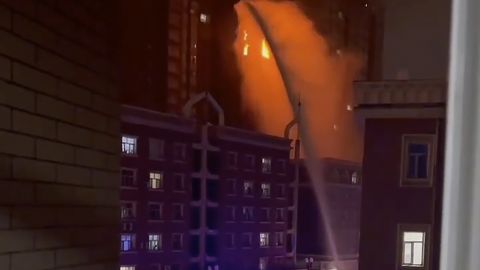 Les pompiers pulvérisent de l'eau sur un incendie dans un immeuble résidentiel à Urumqi, Xinjiang, Chine, le 24 novembre 2022. 