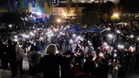 Estudiantes de la Universidad de Comunicación de Nanjing, China, se reúnen para una vigilia el sábado por la noche para llorar a las víctimas del incendio de Xinjiang.