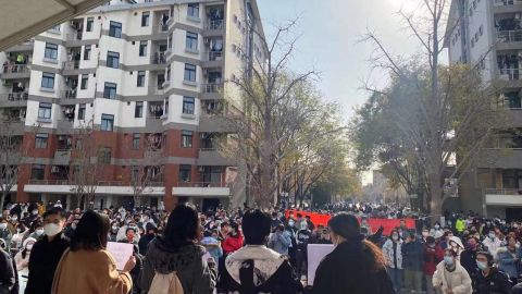 Cientos de estudiantes se reunieron el domingo en la Universidad de Tsinghua en Beijing para protestar contra el covid cero y la censura.